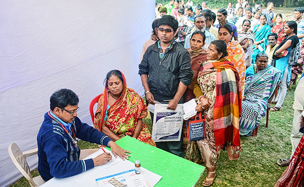 রোগী দেখতে ব্যস্ত। —নিজস্ব চিত্র।