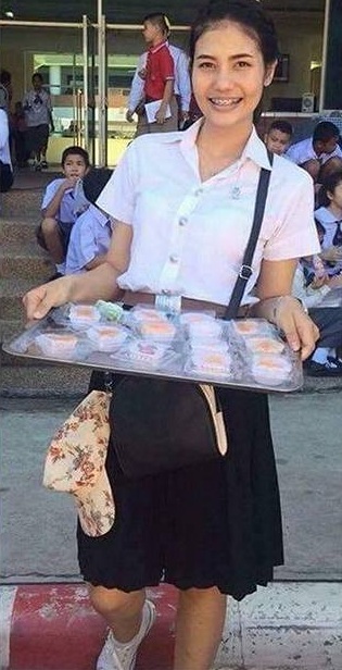 খাবার বিক্রির টাকা দিয়েই সংসারে সাহায্য, আবার সেই টাকা দিয়েই নিজের পড়াশোনা— সবটাই চালিয়েছেন ‘মিস তাইল্যান্ড’।