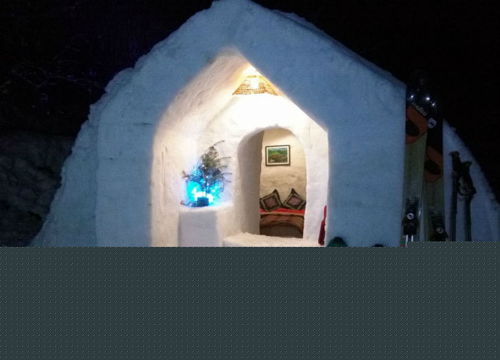 প্রথম প্যাকেজটিতে ইগলুতে সময় কাটানোর পাশাপাশি স্কি রাইডিংয়ের সুবিধাও রাখা হয়েছে।