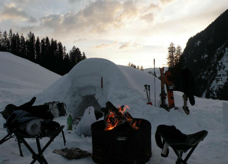 মানালির ওই হোটেলটি থেকে ইগলু পর্যন্ত যাতায়াতের জন্য গাড়ির ব্যবস্থাও থাকবে এই প্যাকেজের মধ্যেই।