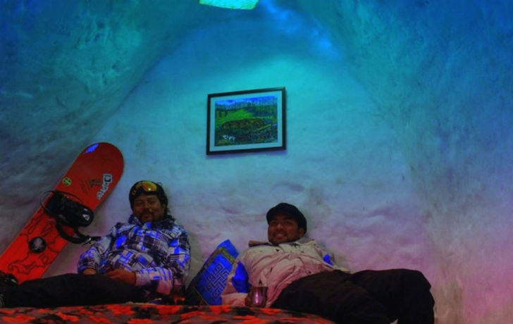 অন্য প্যাকেজটিতে রয়েছে এক দিন ও এক রাত ইগলুতে থাকার ব্যবস্থা। যে প্যাকেজটির সুবিধে নেওয়ার জন্য পর্যটকদের দিতে হবে ৫ হাজার টাকা।