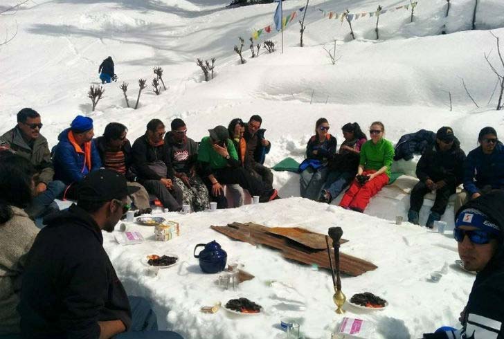 এই প্যাকেজ নিলে পর্যটকদের দেওয়া হবে ব্রেকফাস্ট, লাঞ্চ এবং ডিনার। সঙ্গে দেওয়া হবে গরম পোশাক, স্লিপিং ব্যাগ। বন ফায়ারেরও ব্যবস্থাও থাকবে।