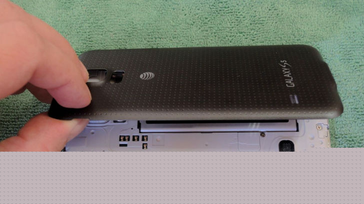 ফোনের কভার থাকলে দ্রুত তা খুলে ফেলুন। ফোনের ব্যাটারি, মাইক্রো এসডি কার্ড, সিম কার্ডও খুলে ফেলুন।