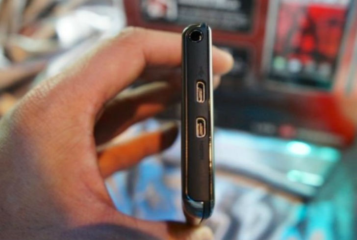 যদি আপনার ফোনের ব্যাটারি ইনবিল্ট হয় তাহলে কম্পিউটার চালু অবস্থায় সিপিইউ-র ফ্যানের সামনে <br> কিছুক্ষণ রেখে দিন ফোনটা। সিপিইউ-র গরম হাওয়ায় জল শুকিয়ে যায়।