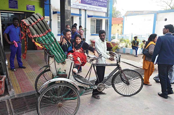 স্ট্রেচার পর্যাপ্ত নেই। এ ভাবেই রোগীদের নিয়ে যাওয়া হচ্ছে শিলিগুড়ি হাসপাতালে। ছবি:বিশ্বরূপ বসাক

