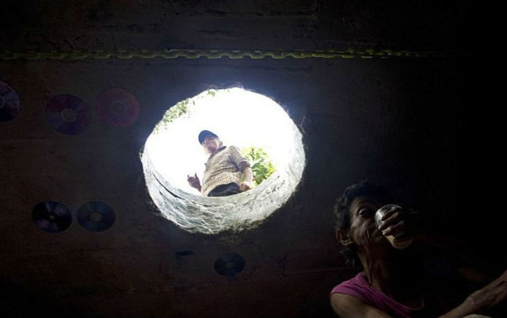 ৬২ বছরের মিগুয়েল তাঁর একমাত্র পোষ্য ব্ল্যাকি আর স্ত্রী মারিয়ার সঙ্গে এই ড্রেনেই থাকেন ২২ বছর ধরে।