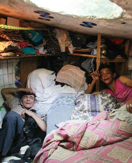 যাতায়াতের পথে এই শুকনো পরিত্যক্ত ড্রেনটা দেখেই পছন্দ হয়ে যায় তাঁদের। ঠিক করেন ম্যানহোলের মধ্যেই সাজিয়ে তুলবেন নিজেদের সংসার।