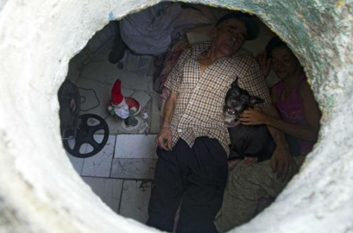 যেমন ভাবা তেমনই কাজ। ড্রেনের মধ্যেটা পরিষ্কার করে সেটাকেই থাকার উপযোগী করে তুললেন মারিয়া-মিগুয়েল।