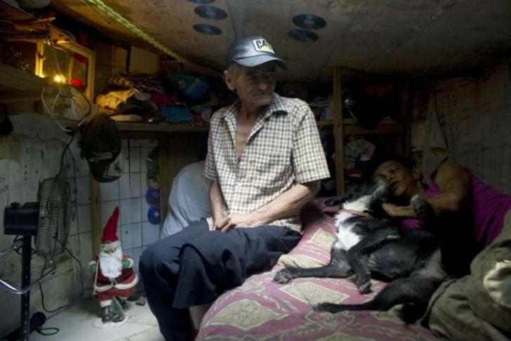 বিদ্যুতের কানেকশন থেকে ছোট্ট কিচেন, বিছানা, র‌্যাক, টিভি সবটাই রয়েছে এই সংসারে। <br> বাতিল সিডি ড্রেনের দেওয়ালে লাগিয়ে ঘরের অন্দরসজ্জাও করেছেন তাঁরা।