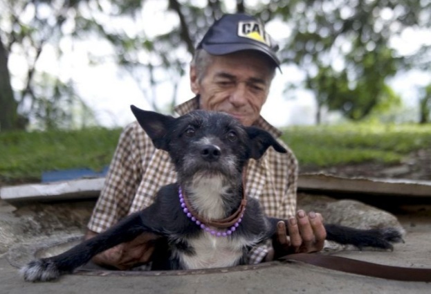 তাঁরা না থাকলে ‘ম্যানহোল-বাড়ি’ পাহারা দেয় তাঁদের পোষ্য ব্ল্যাকি।
