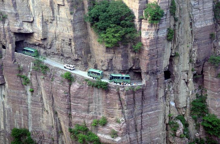 গুয়োলিয়াং টানেল, চিন: এটি ১২০০ মিটার দীর্ঘ একটি টানেল। এই টানেলে প্রবেশ করার আগের মুহূর্তটাও ভয়ঙ্কর। ততোধিক ভয়ঙ্কর এর ভিতর দিয়ে ঘুটঘুটে অন্ধকারে গাড়ি চালানো।