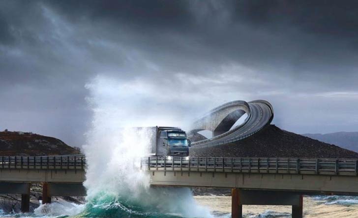 অতলান্তিক ওশিয়ান রোড, নরওয়ে: পর্যটকদের কাছে অত্যন্ত জনপ্রিয় এই রাস্তা। সমুদ্রের জলোচ্ছ্বাস ছিটকে এসে গাড়ি ধুয়ে দেয়। জল ছিটকে লাগে সওয়ারির গায়ে।