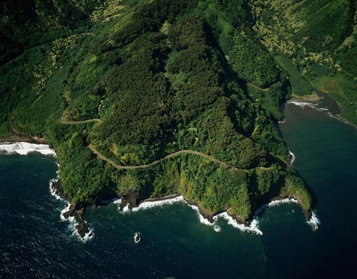 হানা, হাওয়াই: মাউই আইল্যান্ডের গা ঘেঁষে এই সরু রাস্তার বিস্তার। তবে এই রাস্তা অনেক সময়ই বন্ধ করে দেওয়া হয় শুধুমাত্র ধসের কারণে।