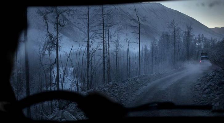 কোলিমা, রাশিয়া: এই রাস্তার আরেক নাম ‘ডেথ রোড’। রাশিয়ার এক কোণ ঘেঁষে রয়েছে এই রাস্তা। এই রাস্তাটি তৈরি করেছেন জেলবন্দিরা।