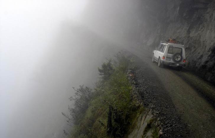 ইউঙ্গাস রোড, বলিভিয়া: বিপজ্জনক এই রাস্তাটিতে মৃত্যু হয়েছে বহু মানুষের। তবে রোমাঞ্চের স্বাদ পেতে অনেকেই এই রাস্তায় ভ্রমণে বেরিয়ে পড়েন।