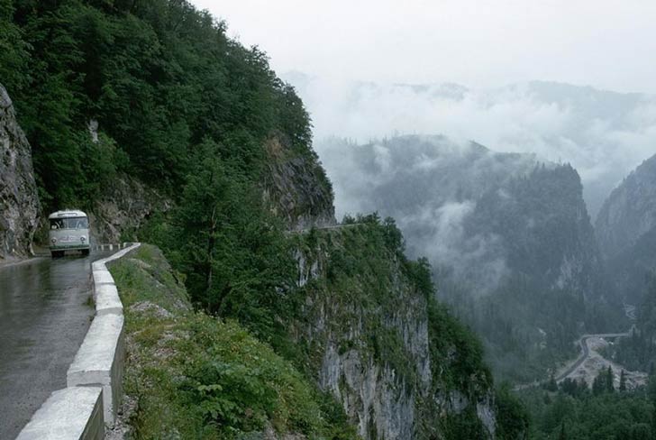 ‘কাওকাসাস’ রোড, রাশিয়া:  বিশ্বের পাহাড়ি রাস্তাগুলোর মধ্যে অন্যতম বিখ্যাত এই রাস্তা। তবে সৌন্দর্যে এই রাস্তা যেমন বিখ্যাত, তেমনই এই রাস্তা বিপজ্জনকও।