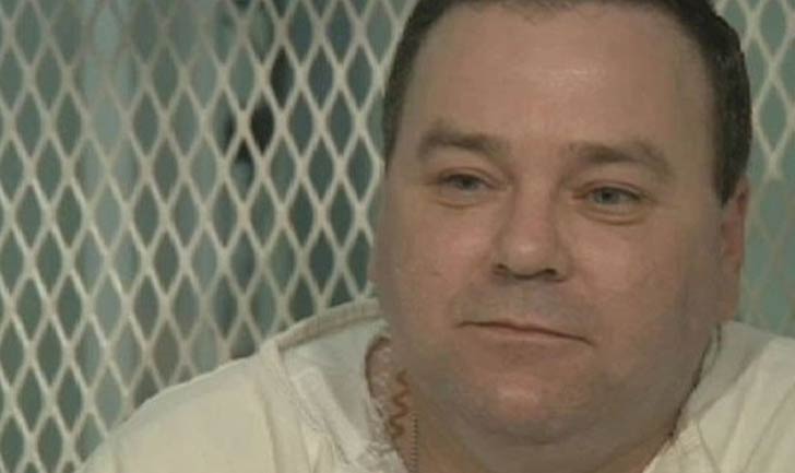 টমি লিন সেলস: টেক্সাসের নাম করা এক ঘাতক টমি লিন। ইনিও কমপক্ষে ৭০ জনকে খুন করেছেন। সালটা ১৯৮৫ থেকে ৯৯ এর মাঝামাঝি সময়ে। ১৩ বছরের এক বাচ্চা মেয়েকে টমি ছুরি দিয়ে ১৬ বার কুপিয়ে মেরেছিলেন। ১০ বছরের একটি মেয়ের সঙ্গেও প্রায় একি কান্ড ঘটিয়েছিলেন। সেলসকে মৃত্যুদণ্ড দেওয়া হয়েছিল।