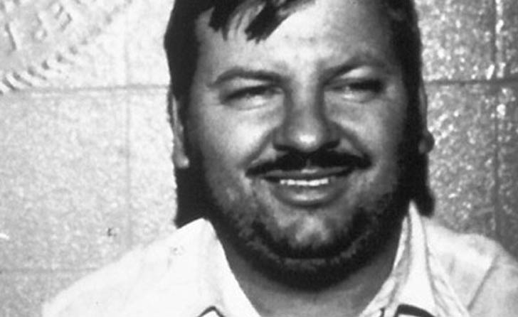 জন ওয়েন গেসি: শিকাগোয় পর পর ৩৩টি টিনেজ ছেলেকে খুন করেছিলেন গেসি। প্রত্যেকের বাড়ি গিয়ে টাকার লোভ দেখিয়ে শেষে সকলকে খুন করতেন। নিজের বাড়িতে অন্তত ২৬ জনের লাশ পুঁতে রেখেছিলেন। কখনও নদীতে ভাসিয়ে দিতেন মৃতদেহ। ১৯৯৪ সালে গেসিকে মৃত্যুদণ্ড দেওয়া হয়।