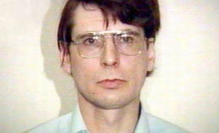 ডেনিস নিলসেন: ডেনিস ছিলেন একজন সমকামী ঘাতক। লন্ডনে ১৫ জন সমকামী পুরুষকে তিনি হত্যা করেছিলেন। তারপর তাদের দেহ পুড়িয়ে দেহাবশেষ বাথরুমের কমোডে ফেলে দিতেন ডেনিস। তাকে যাবজ্জীবন কারাদণ্ড দেওয়া হয়েছিল।