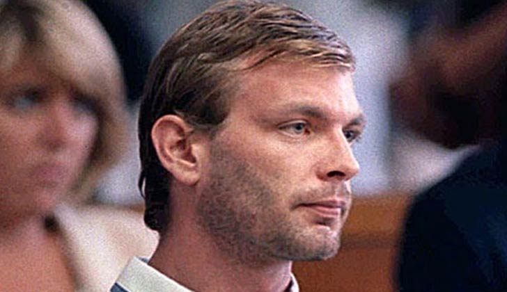 জেফরি দাহমির: মিলাউকি কান্নিবাল নামে ইনি অধিক প্রসিদ্ধ ছিলেন। আমেরিকার এই সিরিয়াল কিলার ৭৮ থেকে ৯১ সালের মধ্যে ১৭ জন পুরুষকে খুন করেছেন। সঙ্গে ছিল একাধিক ধর্ষণের অভিযোগও। তাদের শরীর ছিন্নভিন্ন করে কেটে রান্না করে খেতেন দাহমির। মাত্র দু’বছর জেলে থাকার পর জেলেই মৃত্যু হয় তার।