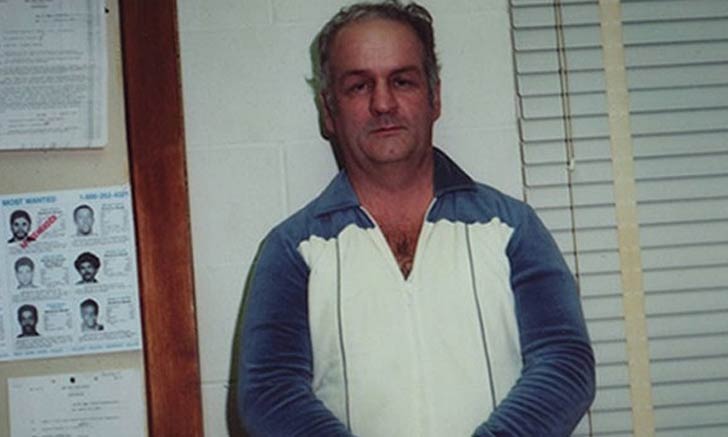 আর্থার সাওক্রস: ১৯৭২ সালে ১০ বছরের এক বাচ্চা ছেলেকে ধর্ষণ করে খুন করেছিলেন আর্থার। তারপর এক আট বছরের বাচ্চা মেয়ের সঙ্গেও একই কাণ্ড ঘটান। পুলিশের নজরে আসেন খুব শীঘ্রই। ১৪ বছর জেলে কাটান। জেল থেকে বেরনোর পরেই ২২ থেকে ৫৯ বছরের ১২ জন যৌনকর্মীকে ধর্ষণ করে হত্যা করেন। তারপর আবার জেলে এসে ২০০৮ সালে হৃদরোগে আক্রান্ত হয়ে মারা যান।