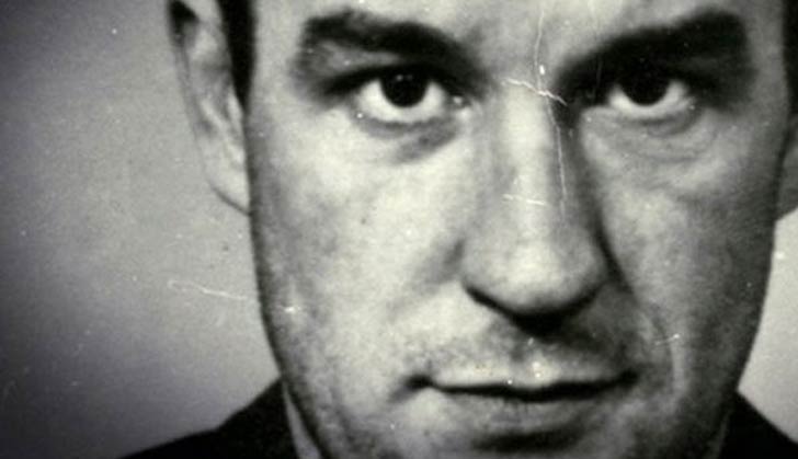 পিটার ম্যানুয়েল: দক্ষিণ স্কটল্যান্ডে কমপক্ষে ৯ জনকে খুন করেছিলেন পিটার। তার বিরুদ্ধে আরও ১৮ জনকে খুন করার অভিযোগ ছিল। বহু দিন পিটার পুলিশের চোখে ফাঁকি দিয়েছেন। পরে এক পানশালা থেকে তাঁকে গ্রেফতার করা হয়। বিচারে ফাঁসির সাজা হয় পিটারের।