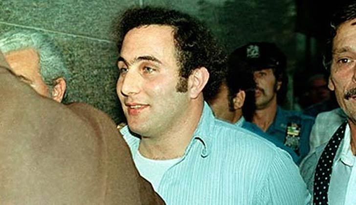 ডেভিড বারকোউইটজ: সন অব সাম বলে তাকে লোকে বেশি চিনত। ১৯৭৬ সালে .৪৪ ক্যালিবার বুলডগ রিভলভার দিয়ে ডেভিড ৬ জনকে খুন করেন এবং ৭ জনকে আহত হন। পরেও যে এমন কাণ্ড ঘটাতে পারেন এই মর্মে চিঠিও লেখেন বেশ কিছু পুলিশ এবং প্রেসকে। কয়েক দিনের মধ্যেই ধরা পড়েন।