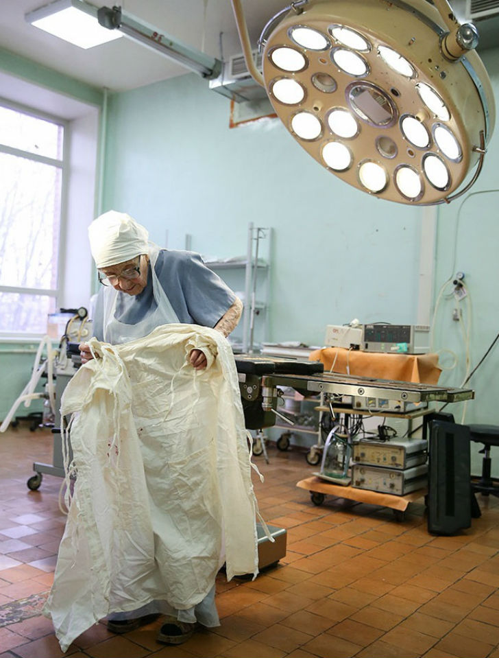 ২২ বছর বয়স থেকে শল্য চিকিৎসা শুরু করেন তিনি। এখনও পুরোদমে কাজ চালিয়ে যাচ্ছেন। অবসর নেওয়ার যেন কোনও পরিকল্পনা নেই।