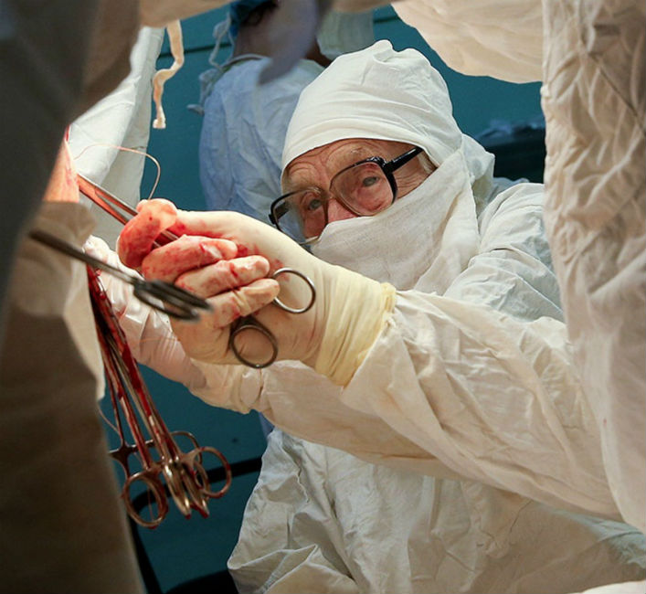 এখনও পর্যন্ত তিনি প্রায় দশ হাজারেরও বেশি অস্ত্রোপচার করেছেন।