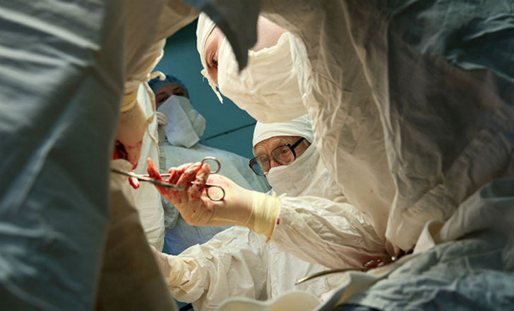 চিকিৎসক জীবনে তিনি অনেক হাসপাতালে কাজ করেছেন। কাজের প্রয়োজনে বেশির ভাগ সময় তাঁকে বাড়ির বাইরে থাকতে হয়। তার পরেও কোনও ক্লান্তি নেই।