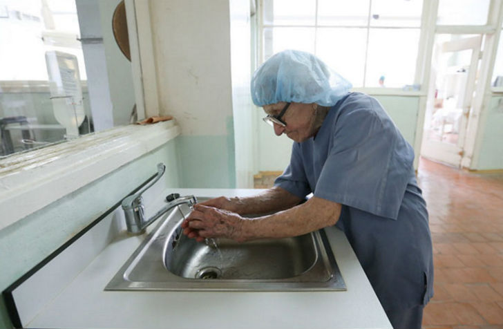 এখন তিনি থাকেন তাঁর ভাইপোর সঙ্গে। বাড়িতে তাঁর সঙ্গী আটটি বিড়াল।