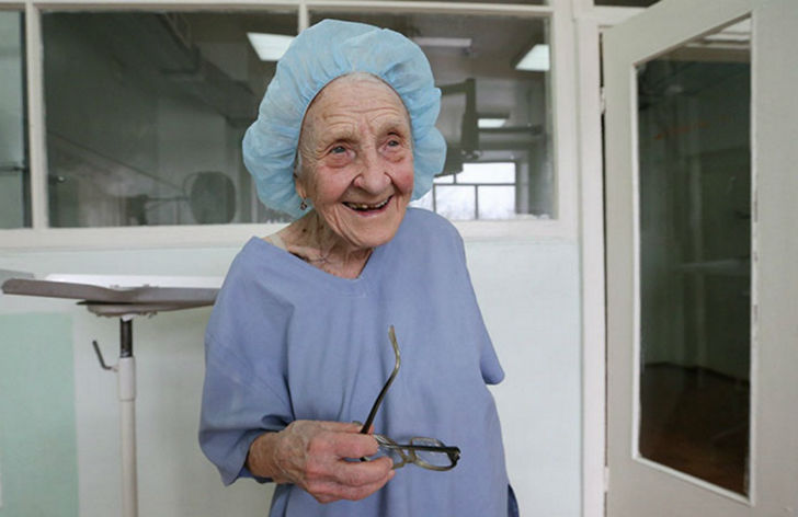 অবসর নিয়ে তাঁকে জিজ্ঞাসা করা হলে তিনি বলেন, ‘‘আমি যদি কাজ করা বন্ধ করি, রোগীদের সেবা করবে কে?’’