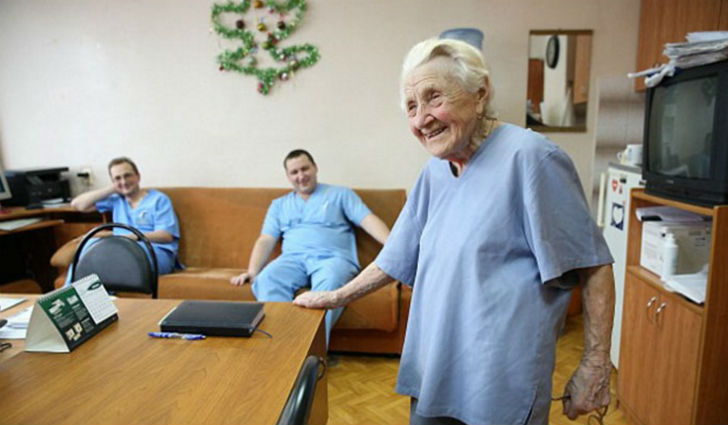 অনেকেই বয়স্ক চিকিৎসককে দিয়ে অস্ত্রোপচার করাতে ভয় পান। কিন্তু তাঁর উপর আস্থা সকলের। তিনি যে জটিল অস্ত্রোপচার করেন অবলীলায়!