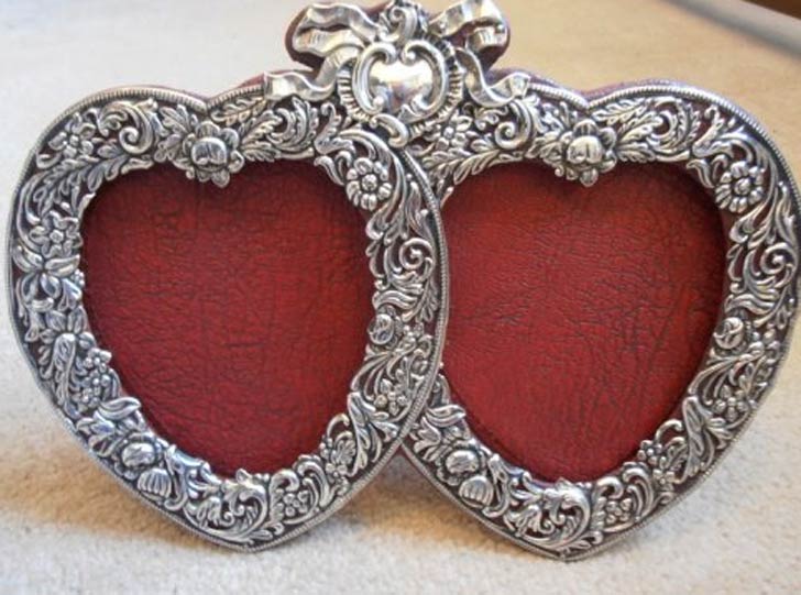 ফটোফ্রেম। বাজেট সেই ১০০। নিজেদের ছবি বা হাতে লেখা কোনও মেসেজ রাখতে পারেন এতে।