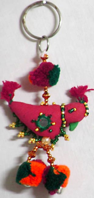 স্মার্ট চাবির রিং উপহার দিতে পারেন। খরচ পড়বে ৫০ টাকার মতো। তাতে পছন্দ মতে প্রিয়জনের নাম বা ছবিও খোদাই করে দিতে পারেন। তাতে অবশ্য বাজেট কিছুটা বাড়বে।