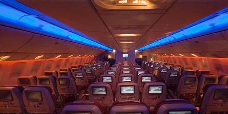 এই বিমানের ইকনমি ক্লাসে ২১৭টি এবং বিজনেস ক্লাসে ৪২টি সিট রয়েছে। প্রথম দিনে সব আসনেই যাত্রী ছিলেন।