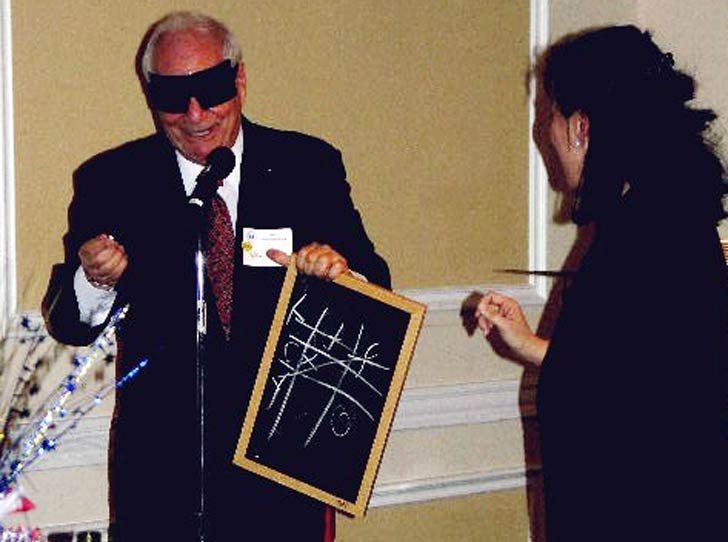 মার্কিন মেন্টালিস্ট গ্লেন ফলকেনস্টাইন। মোটা কালো কাপড়ে চোখ বেঁধে যা-সব সংখ্যা ও মনের ম্যাজিক দেখিয়ে গেছেন, সেই কারণে অনেকে তাঁকে ম্যাজিকের আইনস্টাইন বলেন। ওঁর খেলায় অডিয়েন্স থেকে চার জনকে ডেকে নেওয়া হত। প্রত্যেককে বলা হত ১০০ থেকে ১০০০-এর মধ্যে একটা সংখ্যা ভেবে নিতে। তাঁরা যখন তাদের মনোমত সংখ্যা বোর্ডে লিখছেন, গান্ধারীর মতো চোখ বাঁধা ফলকেনস্টাইন তাদের সেই সব ভাবিত এবং লিখতে থাকা সংখ্যার যোগফল কী দাঁড়াবে তা এক অন্য ব্ল্যাকবোর্ডে লিখে ফেলতেন।