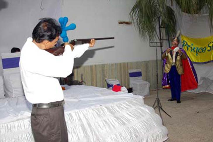 জাদুকরের নাম প্রিন্স শীল। তাঁর একটা খেলা আছে। যেখানে দর্শকদের থেকে ডেকে নেওয়া হয় একজনকে, রাইফেলের ট্রিগার দাগার জন্য। অতিথিকে বলা হল গোটা কয়েক টোটা ভরে নিতে। শীল দাঁড়িয়ে অদূরে। যদি ওঁর মনে হয়, ট্রিগার টিপলে ব্ল্যাঙ্ক ফায়ার হবে, তবে তিনি আঙুল দেখাবেন নিজের কপালের দিকে। আর গুলি আছে বুঝলে প্লেটের দিকে। দর্শক তাজ্জব হয়ে দেখল, প্লেটে তাক করলে গুলিতে ফেটে চুরমার হচ্ছে সেটা। আর জাদুকর নিজের কপাল দেখালে ফাঁকা আওয়াজ!