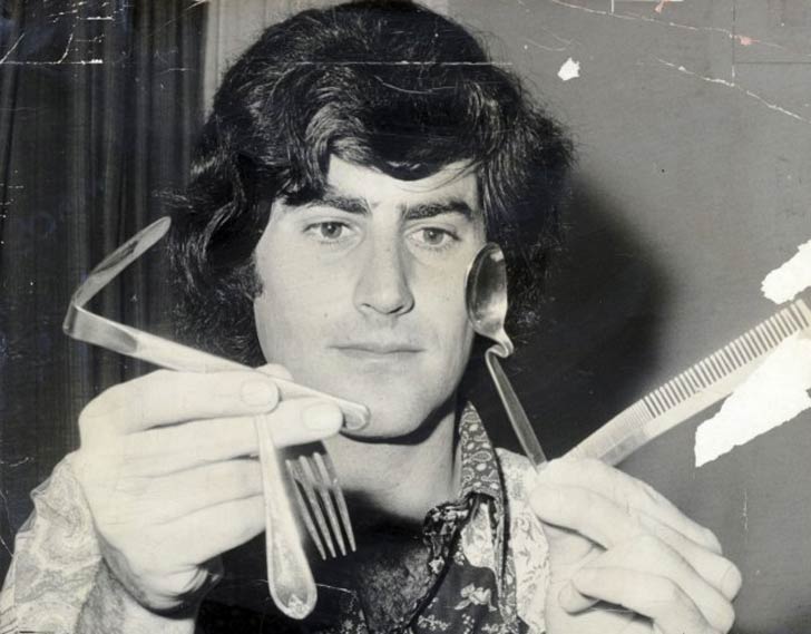 মাইন্ড রিডিংকে পুরোপুরি বুঝে ওঠা সাধারণ মানুষের পক্ষে সমস্যা! আপাত দৃষ্টিতে একে কিছুটা অতিপ্রাকৃত ভেবে নেওয়া যায়। যদি মাইন্ড রিডিংও অতি তুঙ্গ পর্যায়ের কৌশল, দক্ষতা ও মনঃশক্তির উপর নির্ভর করে। ইজরায়েলি psychic (এ ভাবেই ওঁর বর্ণনা হয়) ইউরি গেলার তো দাবি করতেন যে, তিনি চোখের দৃষ্টি ও মনের শক্তিতে চামচ, ছুরি বাঁকাতে বা সিল করা খামের ভেতরকার কাগজ পাল্টে দিতে পারেন।