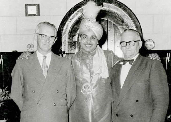 আমাদের দেশে প্রতুলচন্দ্র সরকার অর্থাত্ পিসি সরকার সিনিয়র অসাধারণ মজার সব খেলা দেখিয়েছেন। প্রতুলচন্দ্র ইউরোপের জনবহুল রাস্তায় চোখে মোটা কালো ফেট্টি জড়িয়ে দিব্যি সাইকেল চালিয়ে বেড়িয়েছেন। তার পর হাতপায়ে শিকল বেঁধে তাঁকে শুইয়ে দেওয়া হয়েছে রেললাইনে। অথচ তুমুল বেগে ট্রেন এসে পড়ার আগেই তিনি শিকল খুলে প্ল্যাটফর্মের ওপর!