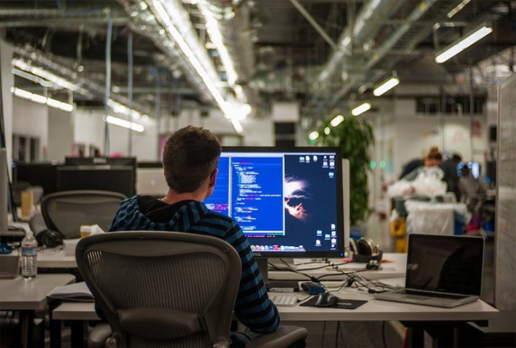 সাইট রিলায়েবিলিটি ইঞ্জিনিয়ার: ‘লিঙ্কডইন’-এর তালিকায় এই পেশার স্থান চার নম্বরে।<br> বেতন পাওয়া যায় বছরে ১ লক্ষ ৪০ হাজার মার্কিন ডলার।<br> লিনাক্স, পাইথন, অ্যাপাচে, শেল স্ক্রিপ্টিংয়ে দক্ষতাকে <br>এই পেশায় অগ্রাধিকার দেওয়া হয়।