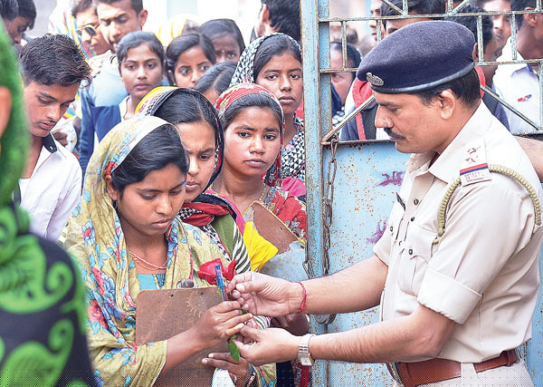 Police distributed flowers to Candidates