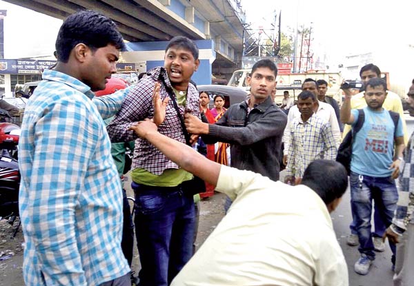 ইংরেজবাজারে রাস্তায় বিক্ষোভ চাকরিপ্রার্থীদের। — নিজস্ব চিত্র