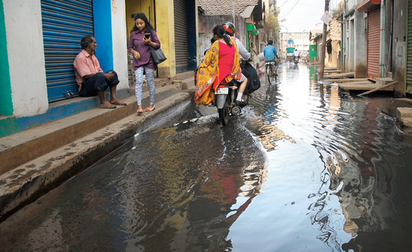 Water logged streets in 2 wards of District
