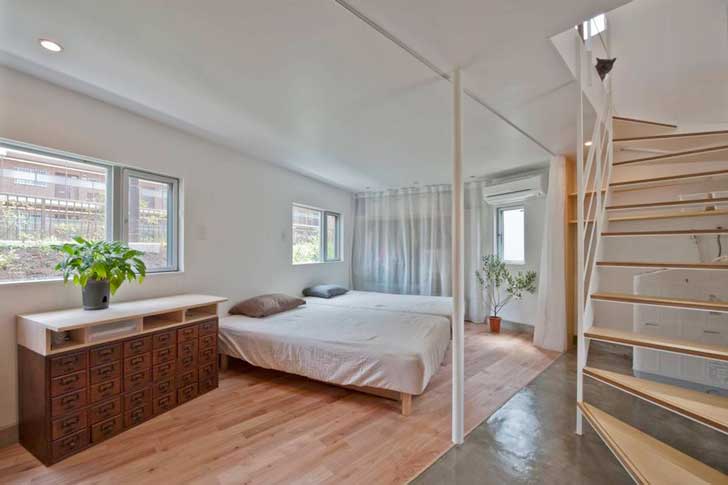 নদী এবং রাস্তার মাঝখানে তৈরি এই বাড়িটির সর্বাধিক প্রস্থ মাত্র ৮ ফুট।