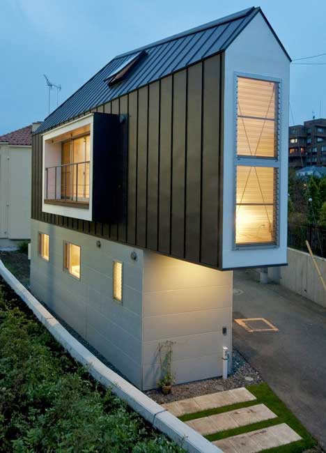 এক তলায় রয়েছে বেডরুম, দোতলায় রান্নাঘর, লিভিং রুম।