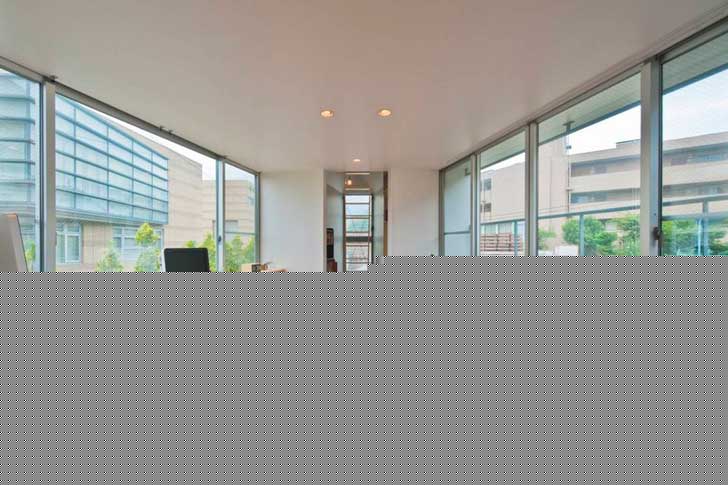 বাড়ির ভিতরের সব দেওয়ালে সাদা রং করা হয়েছে। এর ফলে আলোর কোনও অভাব নেই বাড়িতে। সাদা রং বাড়িটিকে আরও বড় দেখায়।