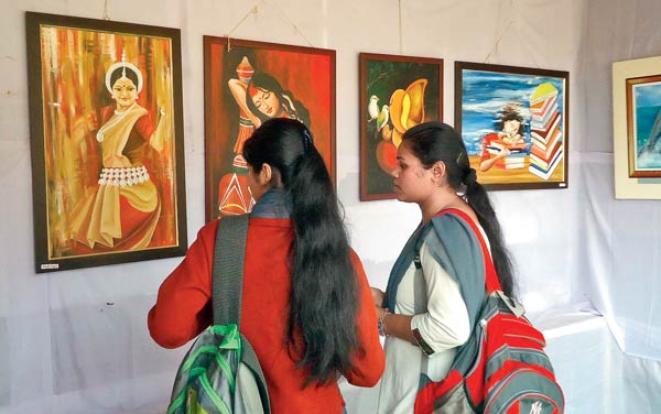 There is no crowd in Art Fair, Artists are Disappointed