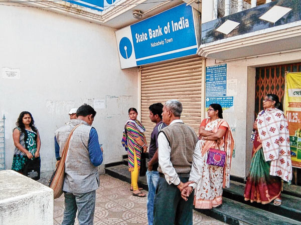 Bank was closed till 11 am, Customers became angry