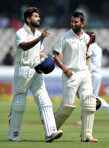 এক মরসুমে দেশের প্রথম শ্রেণি ক্রিকেটে ১৬০৫ রান করে শীর্ষে এখন পুজারা। এর আগে ছিলেন চাঁদু বোরদে। তাঁর সংগৃহীত মোট রান ছিল ১৬০৪।